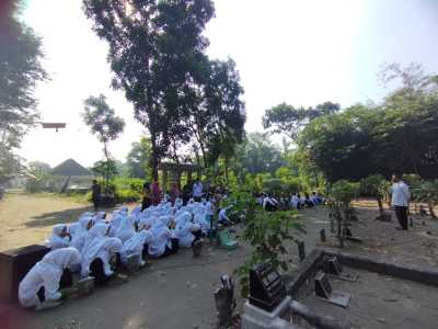 MTs Salafiyah Syafi’iyah Bandung Gelar Ziarah ke Makam Pendiri Yayasan Hasmas